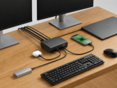 Base Belkin 12 en 1 conectada a un ordenador portátil, dos monitores y otros periféricos en una configuración de sobremesa