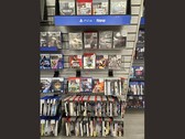Un pasillo de GameStop repleto de juegos físicos para PS3