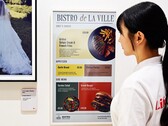 La última pantalla E-Ink de LG puede cargarse magnéticamente a través de un banco de energía Qi2.