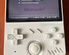 El último rip off de Game Console parece de algún modo menos ergonómico que el Anbernic RG40XX V. (Fuente de la imagen: vía Nittrx)