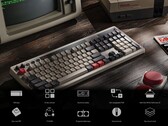 El nuevo teclado mecánico 8BitDo Retro 108 es una versión sin compromisos del teclado mecánico actual de 8BitDo. (Fuente de la imagen: 8BitDo - editado)