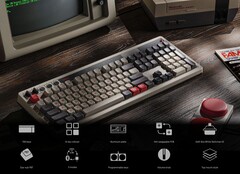 El nuevo teclado mecánico 8BitDo Retro 108 es una versión sin compromisos del teclado mecánico actual de 8BitDo. (Fuente de la imagen: 8BitDo - editado)