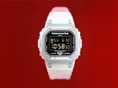Reloj Casio G-Shock DW-5600TNT-7 x thisisneverthat con caja y correa de resina translúcida sobre un fondo rojo.