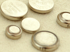 Las pilas de botón son casi gigantescas comparadas con las pilas AH-LLZO. (Imagen: pixabay)