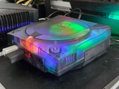 Una imagen de una SEGA Dreamcast modificada con una carcasa translúcida en funcionamiento