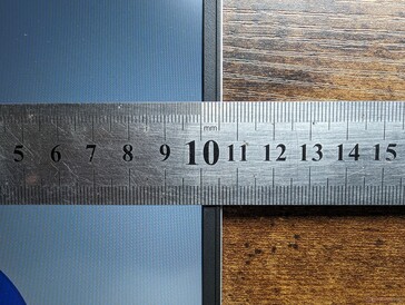 Biseles laterales estrechos con biseles superior e inferior más gruesos