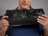 Alex Ziskind sosteniendo la GPU RTX 5090.