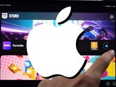 Un YouTuber ha instalado Fortnite en un iPad fuera de la UE, a pesar de los esfuerzos de Apple's. (Fuente de la imagen: Saunders Tech on X / Apple - editado)