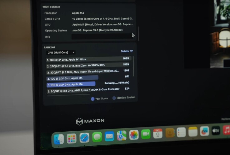 El MacBook Pro M4 consigue una puntuación multinúcleo de 971 en Cinbenech. (Fuente de la imagen: Romancev768V vía YouTube)