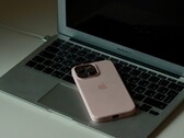 Un iPhone apoyado sobre el teclado de un MacBook Air abierto