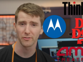 Linus Tech Tips caracteriza los teléfonos Motorola y los portátiles ThinkPad como "marcas zombis" (Fuente de la imagen: Linus Tech Tips / Youtube)