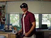Se muestran las gafas de realidad virtual Steam Frame y sus mandos