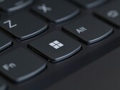 Primer plano de un teclado con la tecla Windows en primer plano