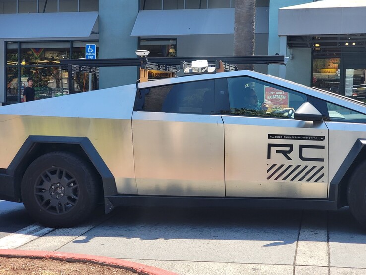 Prototipo de ingeniería Cybertruck con artilugio LiDAR en el techo