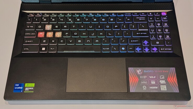 El teclado viene con un montón de RGB, un teclado numérico de tamaño completo, y teclas de dirección realmente utilizables