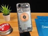 IPhone Air transparente mostrando los componentes internos y la bobina de carga de cobre sobre un escritorio de madera. (Fuente de la imagen: Phone Repair Guru vía YouTube)