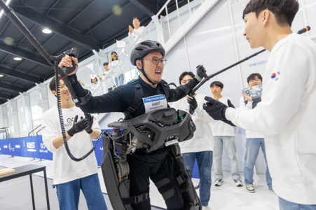 El piloto parapléjico del equipo KAIST, Seunghwan Kim, compartiendo una sentida celebración con su equipo tras completar un difícil recorrido (Fuente de la imagen : KAIST)