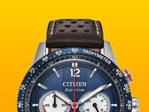 Primer plano del cronógrafo Citizen Racing CA4716-09L, en el que se aprecia su bisel taquimétrico azul, la esfera de color azul intenso con agujas e índices en tono plateado, tres subesferas, el segundero central rojo y la correa de piel perforada de color marrón sobre un fondo amarillo.
