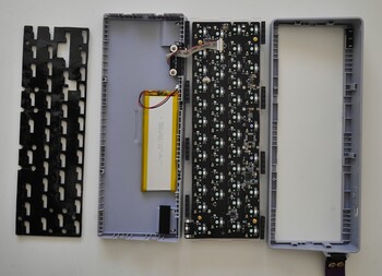 La considerable batería de 3.000 mAh está pegada a la carcasa inferior del Epomaker TH40 y se carga con bastante rapidez. (Fuente de la imagen: Julian van der Merwe / Notebookcheck)