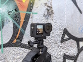 DJI Osmo Action 6 frente a un muro de graffiti