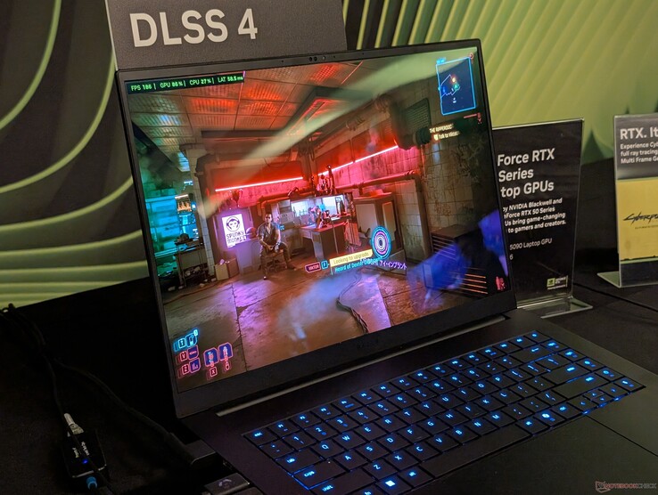 La Blade 16 del año pasado ejecutando Cyberpunk 2077 en una RTX 5090 en ajustes máximos