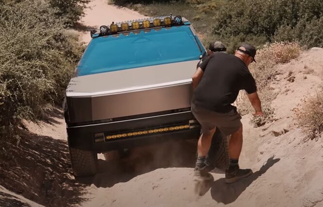 El terreno no perdonaba, pero el Cybertruck siguió adelante. (Fuente de la imagen: Wild Horses Off-Road vía YouTube)