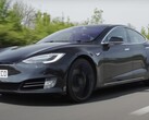 El Tesla Model S P90D con más de 430k millas en su batería original todavía funciona perfectamente bien, excepto por algún desgaste interior. (Fuente: AutoTrader vía YouTube)