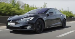 El Tesla Model S P90D con más de 430k millas en su batería original todavía funciona perfectamente bien, excepto por algún desgaste interior. (Fuente: AutoTrader vía YouTube)