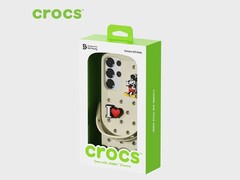 La funda Crocs para el Galaxy S25 viene con colgantes Jibbitz. (Fuente de la imagen: Crocs)