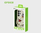 La funda Crocs para el Galaxy S25 viene con colgantes Jibbitz. (Fuente de la imagen: Crocs)