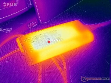 El adaptador de CA alcanza más de 55 C cuando funciona con cargas exigentes