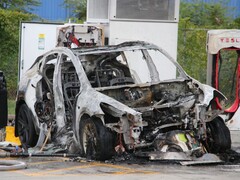 Tesla calcinado en una estación de recarga (Fuente de la imagen: Dustin Weese y Jacquie Hower)