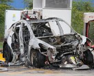 Tesla calcinado en una estación de recarga (Fuente de la imagen: Dustin Weese y Jacquie Hower)