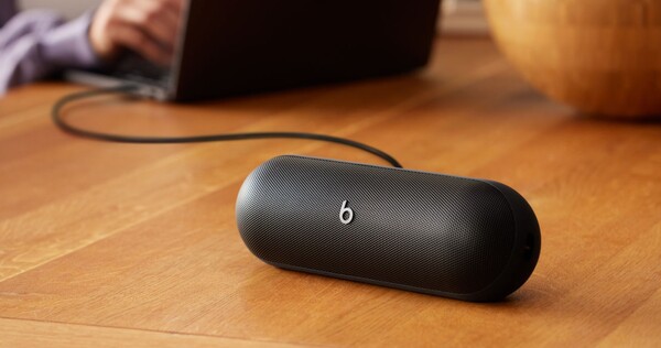 La Beats Pill puede utilizarse en modo cableado, ya que es compatible con USB-C Audio. (Fuente de la imagen: Apple).