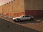Jaguar Type 01 EV bajo el sol del atardecer frente a un muro alto