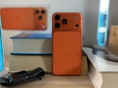 Apple iPhone 17 Air en acabado naranja mostrando el diseño trasero y el módulo de la cámara colocado sobre libros apilados