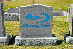 Los discos Blu-ray grabables dejarán de ser producidos por Sony. (Fuente de la imagen: Getty Images y logotipo Blu-ray, con ediciones)