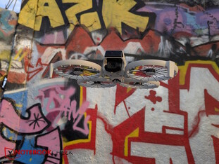 Pixel 7 Pro: DJI Flip frente al muro de graffiti del Mauerpark