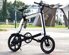 La bicicleta eléctrica Ossby Geo, plegable y ligera, ofrece un aspecto elegante y funciones útiles para desplazarse por la ciudad. Lamentablemente, su cuadro de composite se rompió tras unas pocas horas de uso real. (Fuente de la imagen: Alexander Fagot, Notebookcheck)