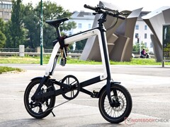 La bicicleta eléctrica Ossby Geo, plegable y ligera, ofrece un aspecto elegante y funciones útiles para desplazarse por la ciudad. Lamentablemente, su cuadro de composite se rompió tras unas pocas horas de uso real. (Fuente de la imagen: Alexander Fagot, Notebookcheck)