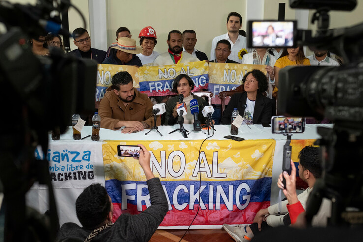 Susana Muhamad en una rueda de prensa en 2022 sobre la introducción de una ley de prohibición del fracking (Fuente de la imagen: Cortesía del Ministerio de Ambiente y Desarrollo Sostenible)