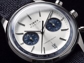 Primer plano del Timex Marlin Jet Chronograph TW2Y89900 que muestra su esfera blanco plateado, subesferas azul marino, índices horarios aplicados, agujas tipo bastón, escala taquimétrica y ventana de fecha.