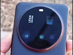 Durante el fin de semana apareció un breve vídeo práctico del Xiaomi 15 Ultra, al menos en forma de maniquí. También se conocen los colores y las configuraciones. (Fuente de la imagen: X)