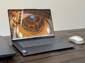 Debut del rendimiento del Intel Core Ultra 7 256V: Análisis del portátil Lenovo Yoga Slim 7 15 Aura