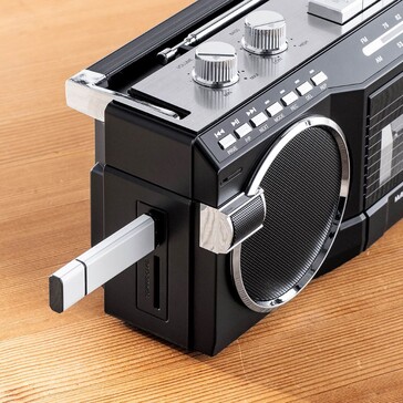 El boombox multifunción de Sanwa puede convertir casetes en archivos MP3 o reproducir archivos MP3 utilizando una memoria flash conectada al puerto USB-A o a la ranura para tarjetas SD. (Fuente de la imagen: Sanwa Supply)