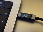 El cable USB-C a USB-C de Ugreen de 240W con pantalla digital en modo horizontal
