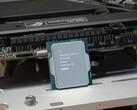 El Intel Core i9-14900K pierde hasta un 23% de su rendimiento multinúcleo tras una actualización de la BIOS destinada a solucionar la degradación de la CPU. (Fuente de la imagen: Sebastian Bade / Notebookcheck)