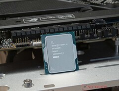 El Intel Core i9-14900K pierde hasta un 23% de su rendimiento multinúcleo tras una actualización de la BIOS destinada a solucionar la degradación de la CPU. (Fuente de la imagen: Sebastian Bade / Notebookcheck)