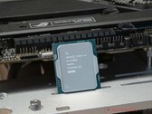 El Intel Core i9-14900K pierde hasta un 23% de su rendimiento multinúcleo tras una actualización de la BIOS destinada a solucionar la degradación de la CPU. (Fuente de la imagen: Sebastian Bade / Notebookcheck)