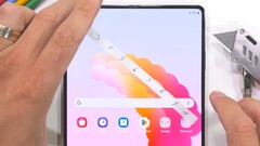 El UTG del Samsung Galaxy Z Fold6 podría ser inmune a los arañazos de las uñas, a diferencia del Galaxy Z Fold5. (Imagen: JerryRigEverything)